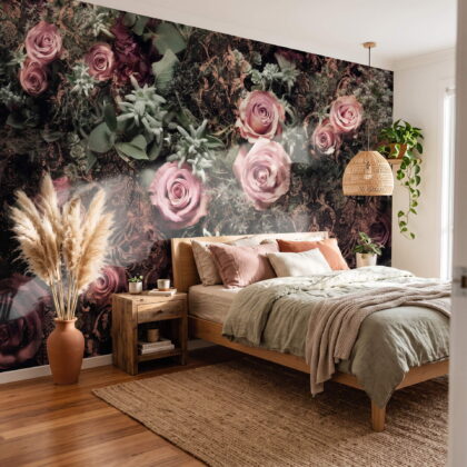 Koyu Zeminli Pembe Güllü Damask Desenli Salon Duvar Kağıdı